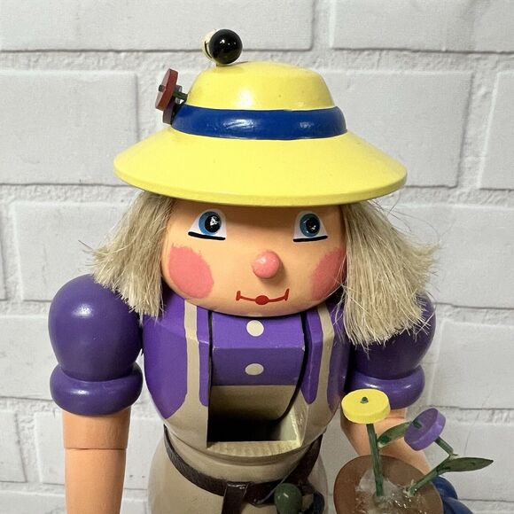 Lady Gardener Wood Nutcracker Erzebirge Germany Christian Ulbricht - Picture 3 of 16